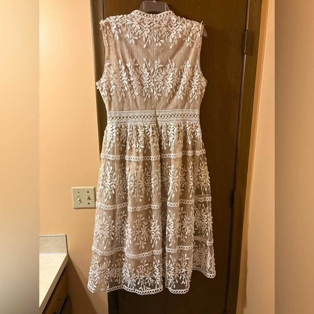 Ivy City Co. white lace flower appliqué midi dress - Picture 3 of 11